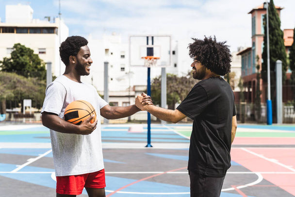 Афроамериканские друзья играют в баскетбол под открытым небом - концепция городского спортивного образа жизни - Фото, изображение