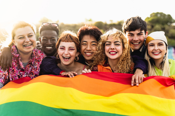 Monipuolinen nuoria ystäviä juhlii homo ylpeys festivaali - LGBTQ yhteisökäsite - Valokuva, kuva