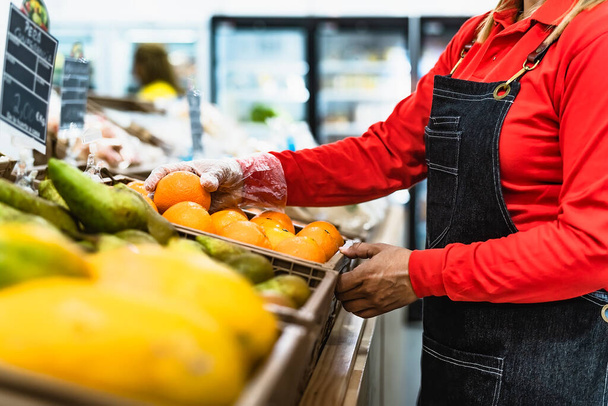 Mujer trabajando dentro de un supermercado orgánico fresco - Foto, imagen