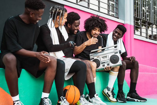 Nuoret afroamerikkalaiset hauskaa kuunnella musiikkia vintage boombox ulkona - Urban Street ihmiset elämäntapa - Valokuva, kuva