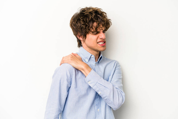 Νεαρός καυκάσιος άνδρας απομονωμένος σε λευκό φόντο με πόνο στον ώμο. - Φωτογραφία, εικόνα