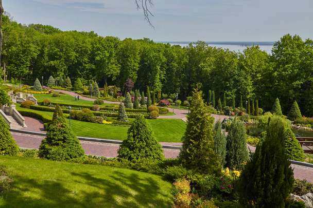 Beautiful summer garden with a walkway winding its way through - Zdjęcie, obraz