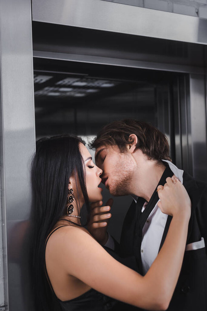 Coppia sexy in formale usura baci vicino ascensore  - Foto, immagini