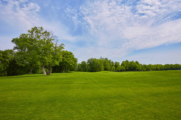 Pohled na golfové hřiště s krásným zeleným polem. Golfové hřiště s bohatou zelenou trávníku krásné scenérie. - Fotografie, Obrázek