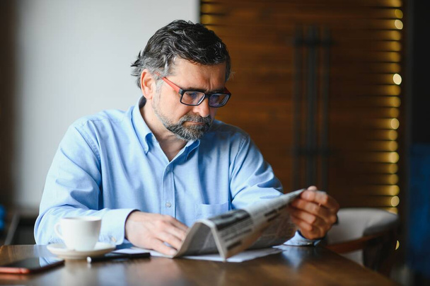 Business man reading a newspaper, cafe backgrounds. - Foto, Bild