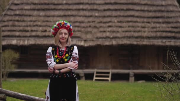 Ukrainian woman in traditional Ukrainian national costume - Filmati, video