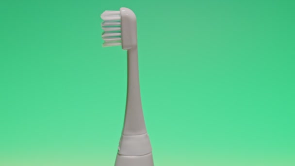 Brosse à dents électrique à ultrasons sur fond de couleur changeante. - Séquence, vidéo