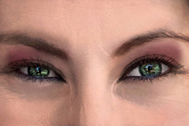 λεπτομέρεια από τα πράσινα μάτια της όμορφης λατίνας γυναίκα του Μεξικού - Φωτογραφία, εικόνα