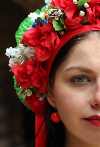 das Gesicht einer Ukrainerin im Kranz - Foto, Bild