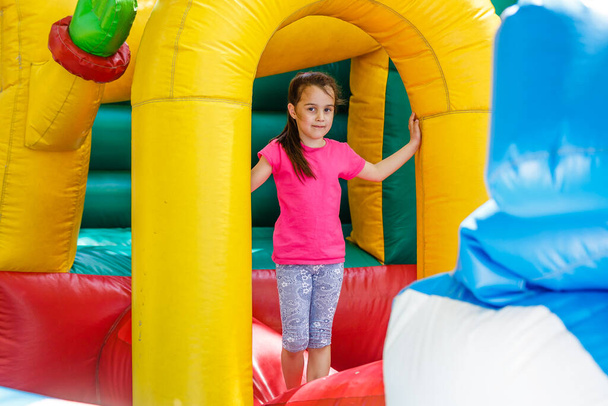 dziecko na kolorowej trampolinie - Zdjęcie, obraz