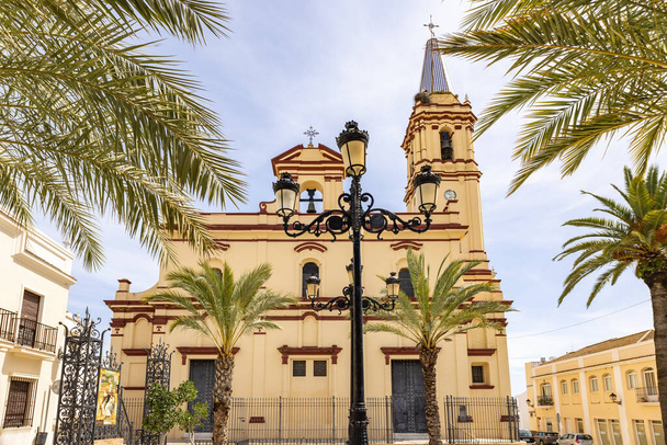 Fachada de la iglesia parroquial de San Antonio Abad en la localidad de Trigueros, provincia de Huelva, Andalucía, España - Foto, Imagen