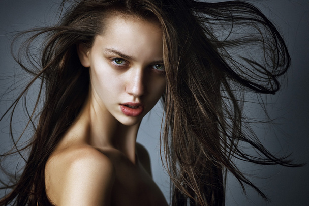 close-up retrato de uma bela jovem com cabelo comprido
 - Foto, Imagem