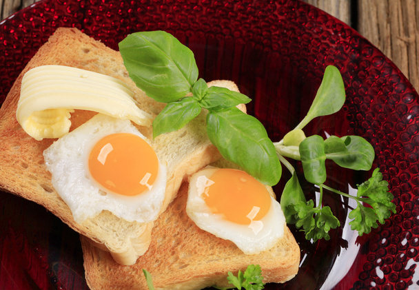 Жареные яйца и тосты
 - Фото, изображение