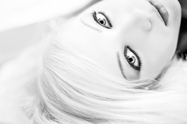 Черно-белый портрет красивой девушки - Фото, изображение