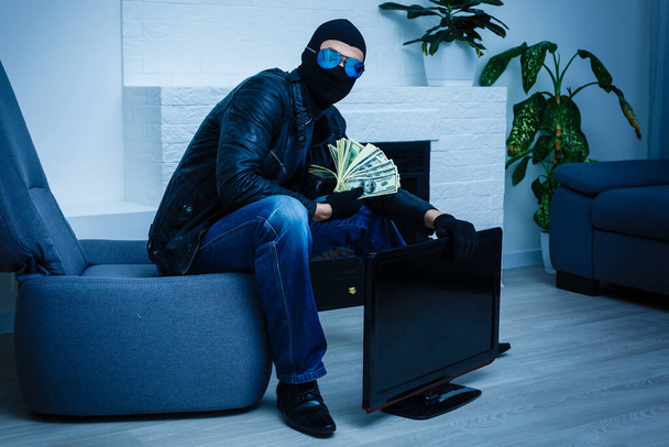 a thief man stole a TV. - Фото, изображение