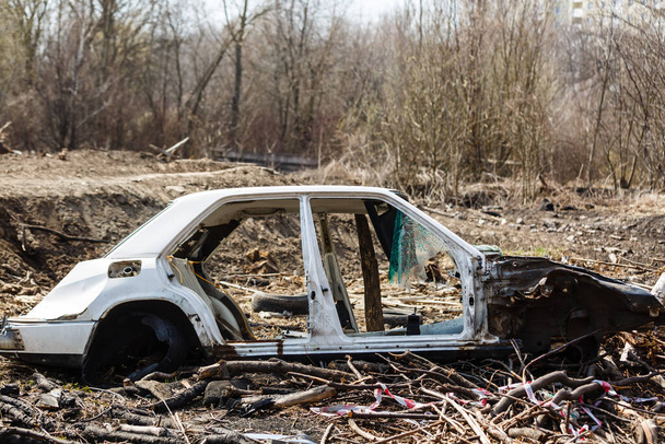 Auto rotta in una discarica sul campo
 - Foto, immagini