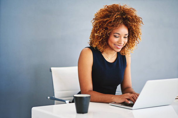 De juiste zakelijke connecties maken. Foto van een jonge zakenvrouw werkend op een laptop aan haar bureau. - Foto, afbeelding