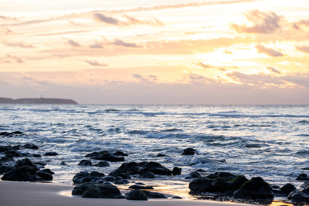 Hermoso paisaje en colores retro, vintage. Paisaje marino, vista de la costa rocosa por el océano. - Foto, Imagen