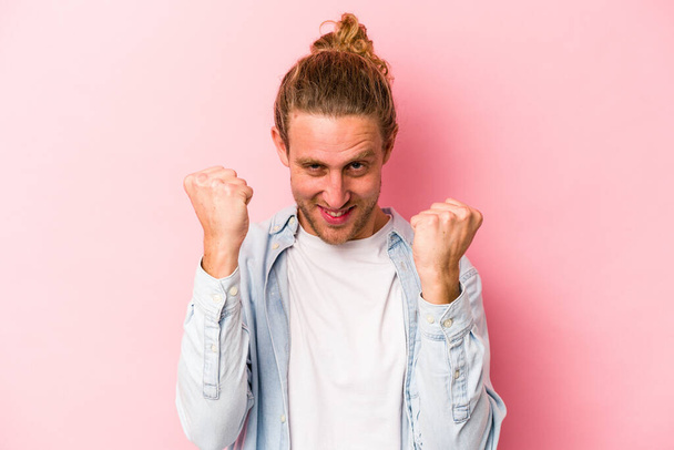 Young caucasian man isolated on pink background upset screaming with tense hands. - Photo, Image