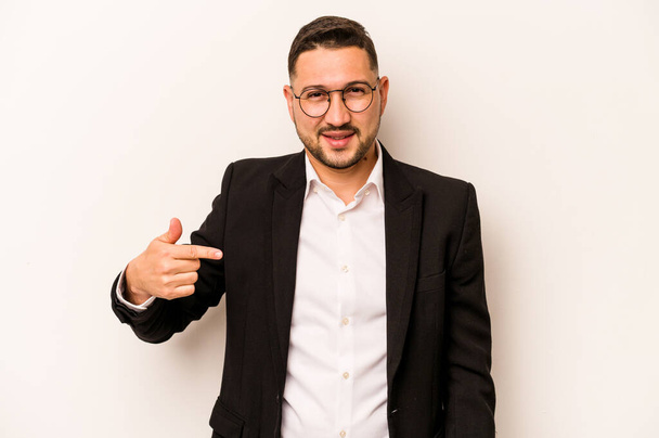 Επιχειρηματίας ισπανόφωνος άνθρωπος απομονώνονται σε λευκό φόντο πρόσωπο δείχνει με το χέρι σε ένα χώρο αντίγραφο πουκάμισο, υπερήφανος και με αυτοπεποίθηση - Φωτογραφία, εικόνα