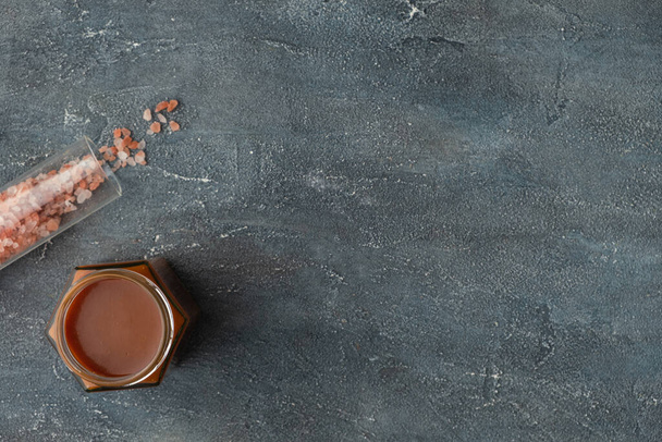 Solony karmel na ciemnym betonowym tle. Układy płaskie - Zdjęcie, obraz