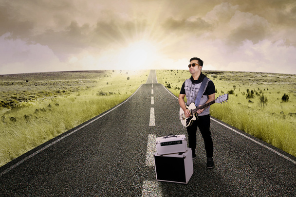 Guitarist playing guitar on the road - Foto, imagen