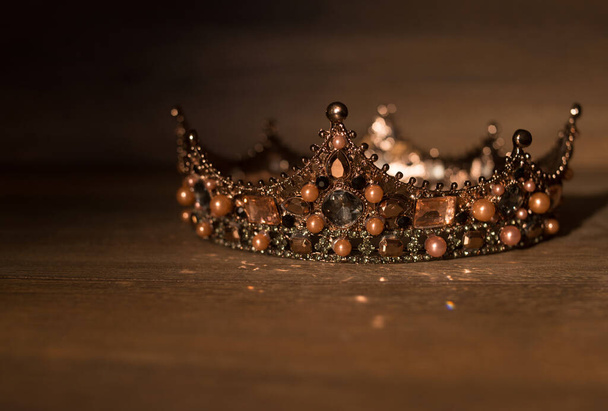 Luxe vintage kroon in middeleeuwse stijl - Foto, afbeelding