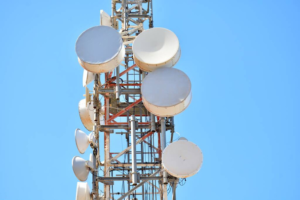 Detalle de una torre de telecomunicaciones
 - Foto, imagen