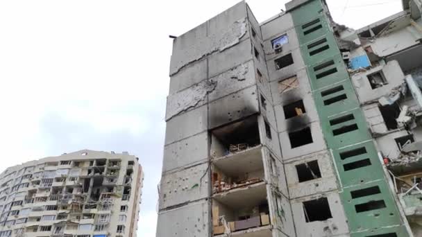 Huizen van burgers vernietigd door Russische vliegtuigtroepen. Oorlog van Rusland tegen Oekraïne. - Video