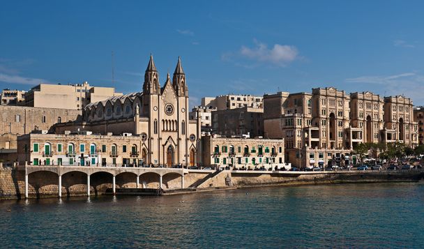 кармелітів приходська церква в затоку Баллюта забезпечений, Сент-Джуліан, Мальта - Фото, зображення