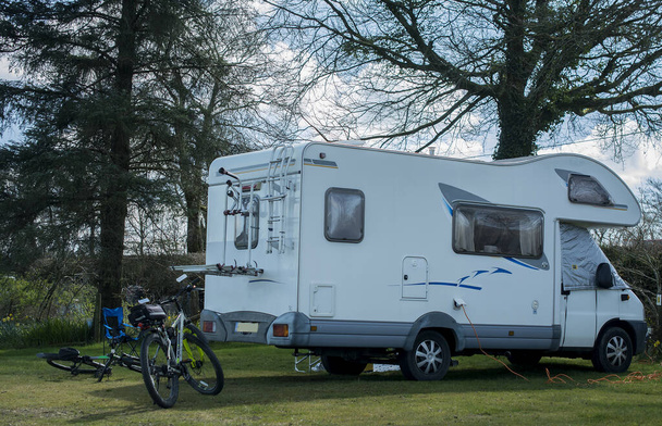 Valkoinen asuntovaunu traileri leirintäalueella Englanti Countrysid - Valokuva, kuva