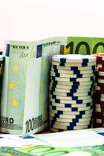 Покерные фишки и деньги крупным планом. Концепция казино, риск, шанс, удача или азартные игры. Деталь фишек казино, евро, долларов США - Фото, изображение
