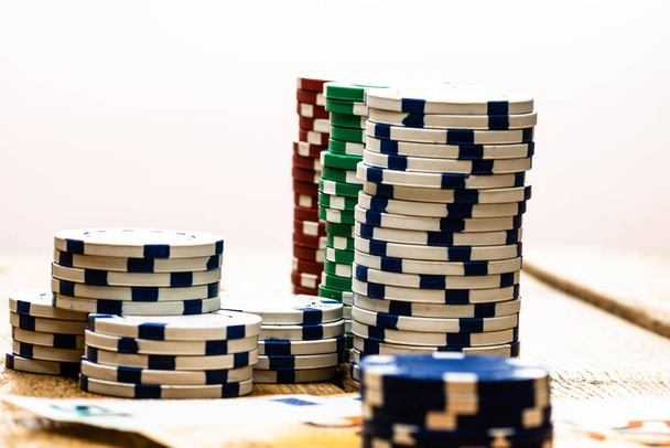 Poker casino chips y dinero de cerca. Concepto de casino, riesgo, azar, buena suerte o juego. Detalle de fichas de casino, EURO, dólares estadounidenses - Foto, Imagen