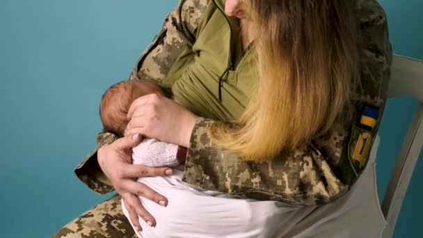 Mère ukrainienne avec enfant bébé fille - Séquence, vidéo
