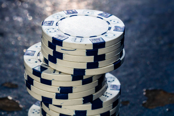 Концепція гри в покер. Концепція казино для бізнесу, ризику, відносин, удачі або азартних ігор. Стек покерних чіпів, крупним планом, ізольовано
. - Фото, зображення