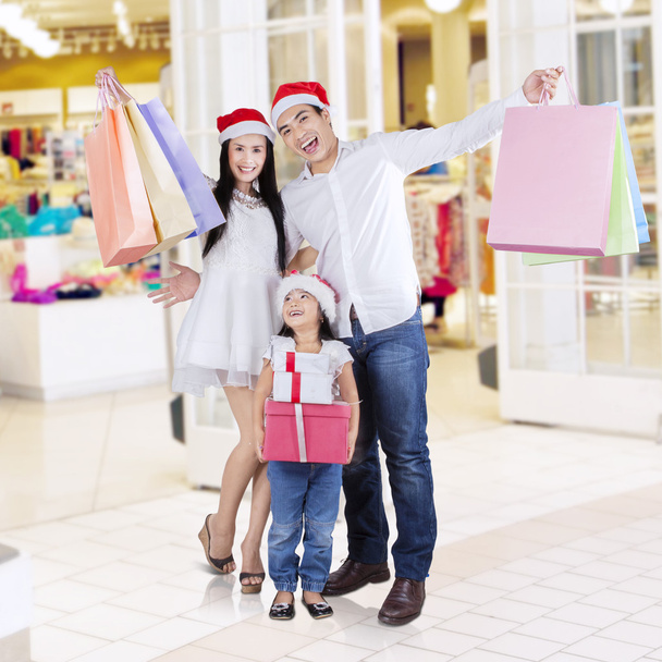 Shopaholic family at the mall - Фото, зображення