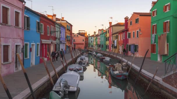 Burano, Velence, Olaszország színes épületek a csatornák mentén alkonyatkor. - Felvétel, videó