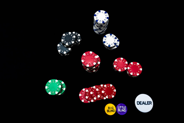 Стек фишек для покера на черном фоне - Фото, изображение
