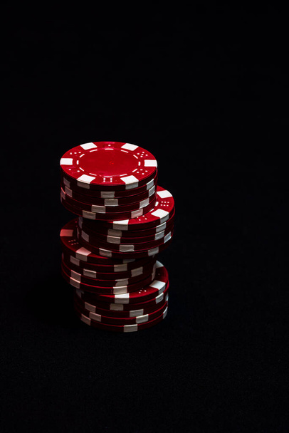 Στοίβα από μάρκες πόκερ σε μαύρο φόντο - Φωτογραφία, εικόνα