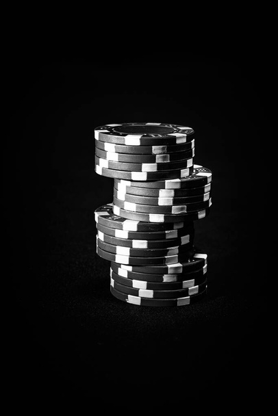 Hromada poker žetony na černém pozadí - Fotografie, Obrázek
