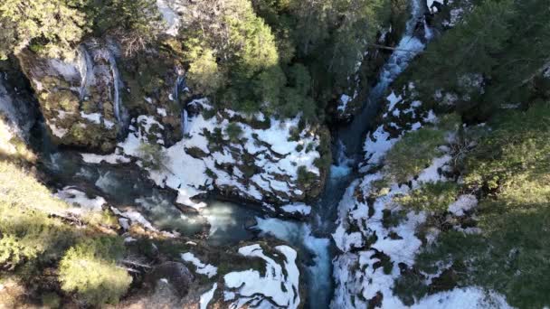 Video met drone van twee bergbeken in de winter die samen stromen - Video