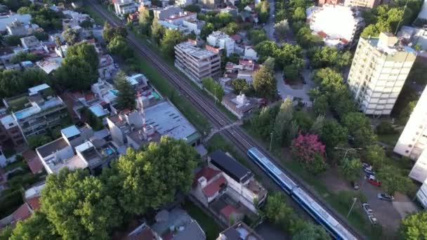 Вид дрона поезда в Буэнос-Айресе, столице Аргентины. Разрешение 4K. - Кадры, видео