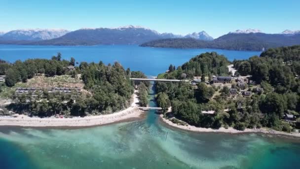 Uitzicht op de Correntoso rivier, een rivier gelegen in Villa La Angostura, Argentinië, deze rivier loopt van Correntoso Lake naar Nahuel Huapi Lake, die opvalt als een van de kortste rivieren in de wereld. 4K-resolutie. - Video