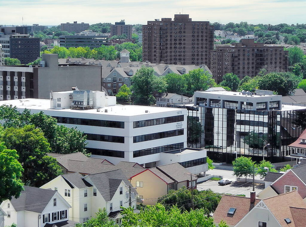 Вид с воздуха на центр города Стэмфорд с различными предприятиями и жилыми зданиями, Стэмфорд, Коннектикут - Фото, изображение