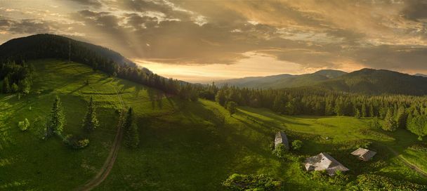 Szeroki kąt panoramiczny widok pięknych łąk, wzgórz i drzew w Synevyrska polana obok jeziora Synevyr. Majestatyczne i wspaniałe krajobrazy Karpat na Ukrainie - Zdjęcie, obraz