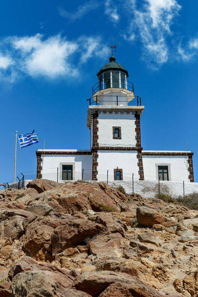 Farol velho com bandeira da Grécia no fundo do céu azul - Foto, Imagem