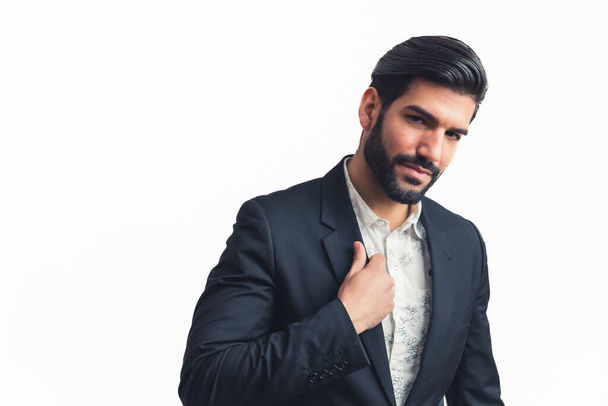 Latino caucasiano bisnessman homem poising e ajuste de sua jaqueta, médio retrato isolado fundo branco - Foto, Imagem