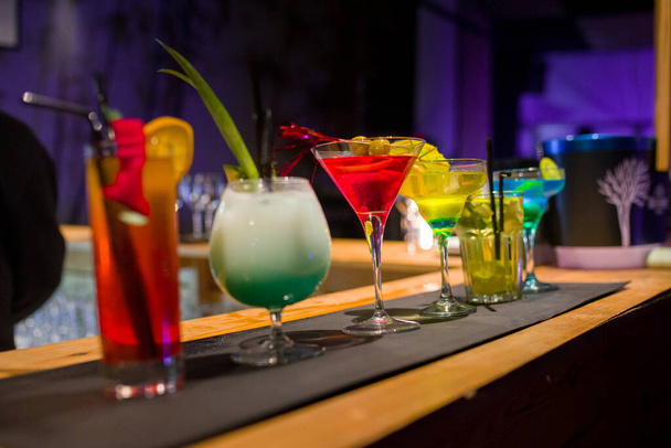 Rząd różnych kieliszków martini na ladzie w barze - Zdjęcie, obraz