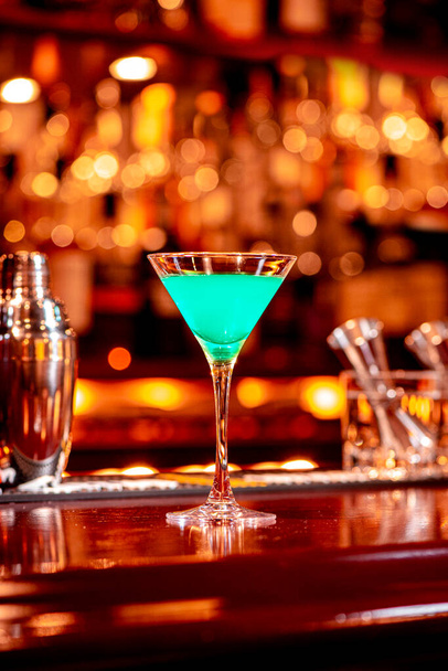 Вкусные коктейли в баре - Фото, изображение