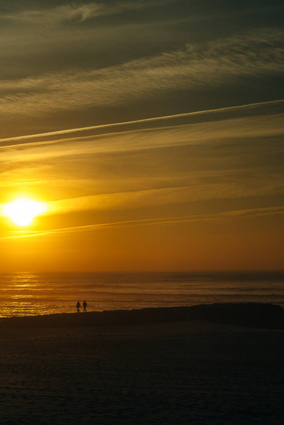 puesta de sol en el Océano Atlántico, Costa Nova, Portugal. Foto de alta calidad - Foto, imagen